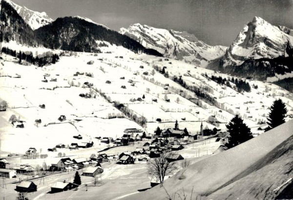 Skigebiet Nesslau Obertoggenburg.  Alt St. Johann mit Säntis und Schafberg Vorderseite