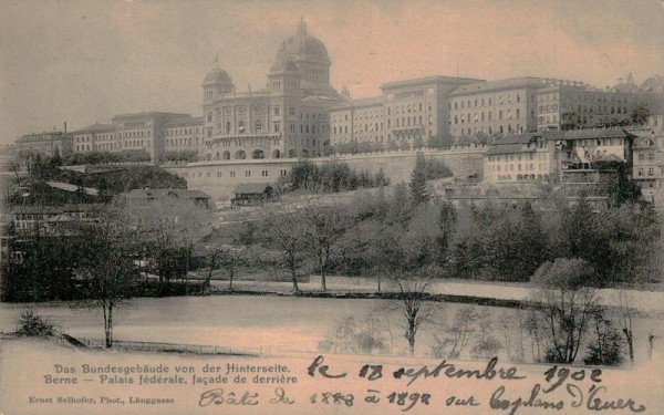 Das Bundesgebäude von der Hinterseite Vorderseite