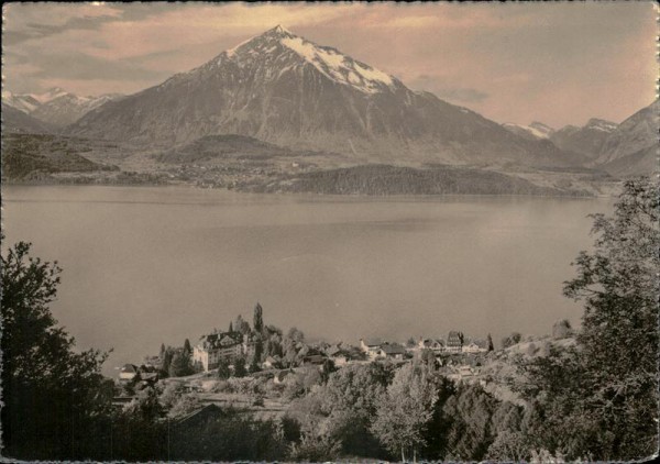 Gunten am Thunersee mit Niesen (2362 m) Vorderseite