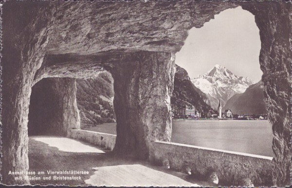 Axenstrasse am Vierwaldstättersee mit Flüelen und Bristenstock