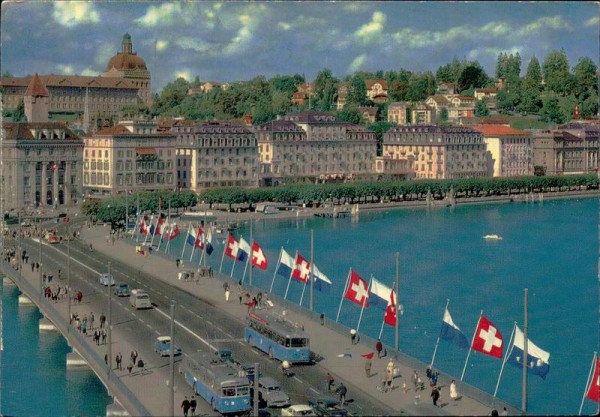 Luzern, Beflaggte Seebrücke mit Hotel Schweizerhof Vorderseite