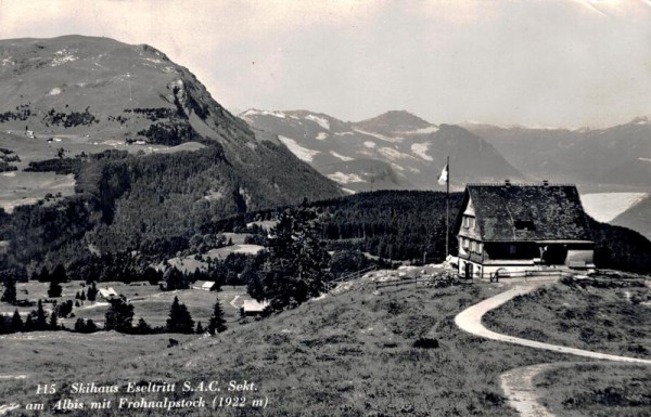 Skihaus Eseltritt S.A.C. Sekt. am Albis mit Frohnalpstock Vorderseite