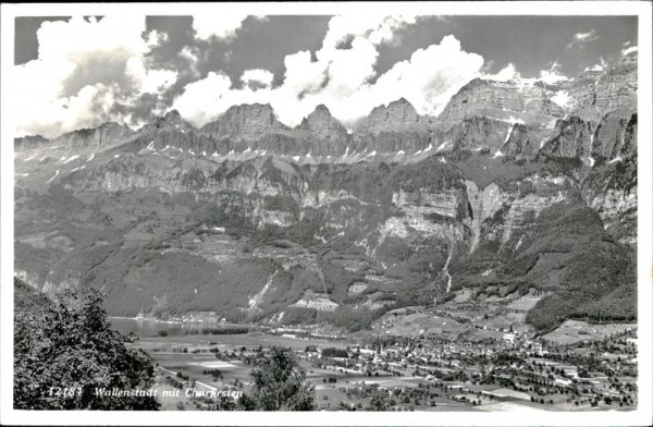 Walenstadt mit Churfirsten (2306 m) Vorderseite