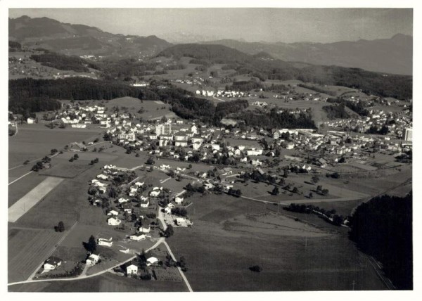 8632 Tann-Dürnten ZH, Guldistudstrasse, Bannholzstrasse/ Hintergrund: Batzberg Vorderseite