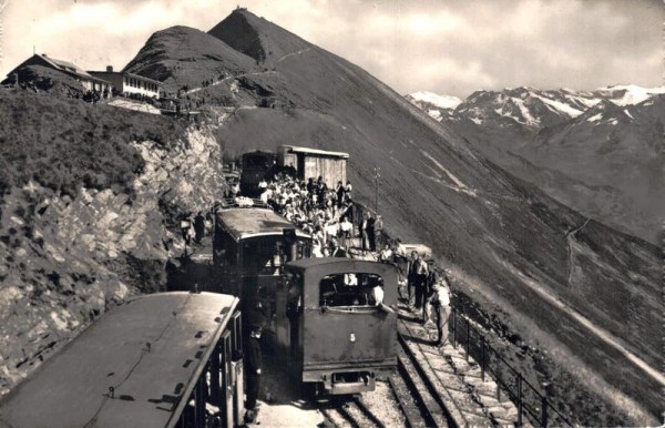 Brienzer-Rothorn Station mit Hotel u. Gipfel Vorderseite