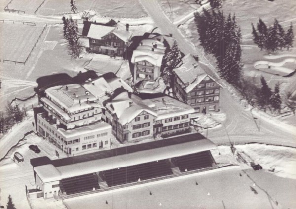 Restaurant Poltéra-Stube mit Eisstadion, Arosa - Flugaufnahmen Vorderseite