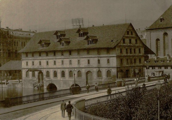 Das alte Korn- und Kaufhaus beim Fraumünster in Zürich kurz vor dem Abbruch im Jahre 1896; Reproduktion Vorderseite
