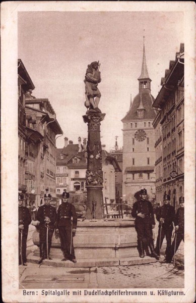 Bern: Spitalgasse mit Dudelsackpfeiferbrunnen und Käfigturm