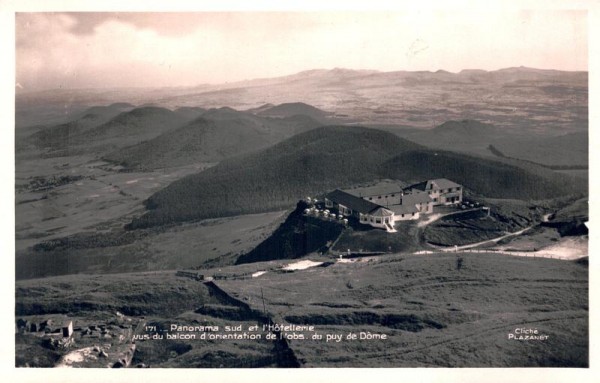 Panorama sud et l'Hôtellerie vus du balcon d'orientation de l'obs du puy de Dôme, Südpanorama und Hotels vom Orientierungsbalkon des Puy du Dôme aus gesehen Vorderseite