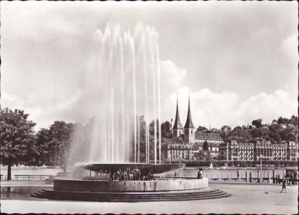 Luzern - Wagenbachbrunnen mit Hofkirche