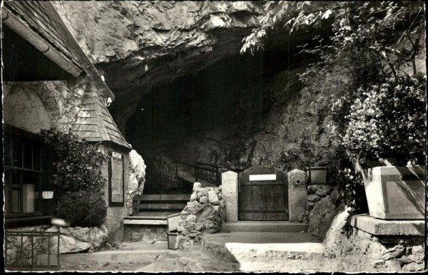 Beatushöhle am Thunersee Eingang. Vorderseite