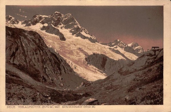 Neue Voralphütte mit Sustenhorn Vorderseite