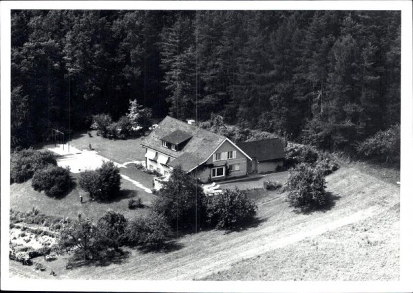 unbekanntes Haus am Waldrand Vorderseite