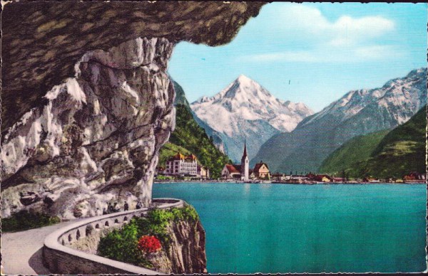 Axenstrasse am Vierwaldstättersee mit Flüelen und Bristenstock