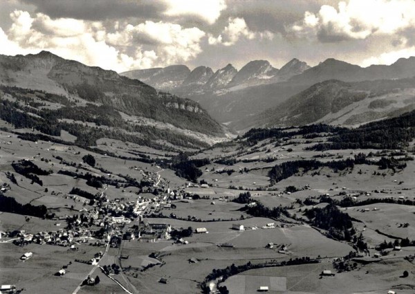 Flugaufnhame Neu St. Johann-Nesslau mit Schindelberg und Churfirsten Vorderseite