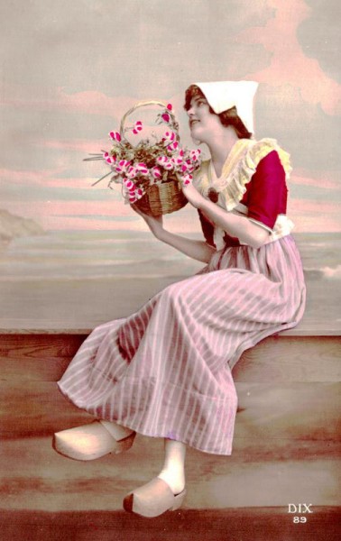Frau mit Blumenkorb Vorderseite