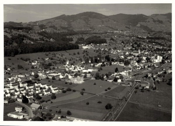 8730 Uznach SG, Bahnhof mit Kreuzkirche und Pfarrkirche Sankt Gallus + Stadtkirche Vorderseite