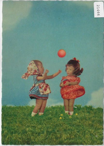 Puppen beim Ballspielen - Käthe Kruse