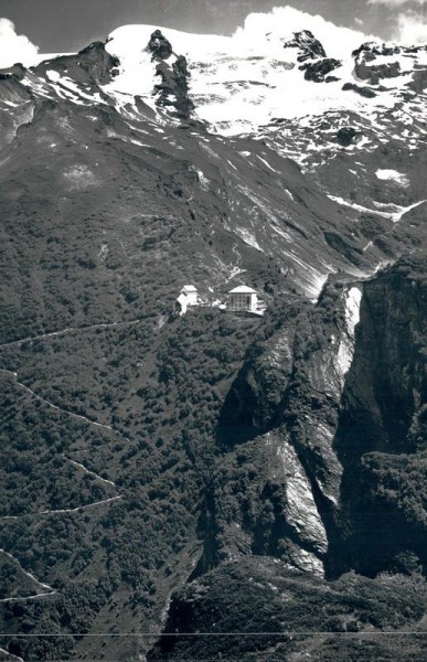 Hotel Trübsee mit Titlis Vorderseite