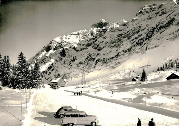 Restaurant und Talstation der Säntis-Schwebebahn auf Schwägalp mit Girenspitz und Säntis Vorderseite