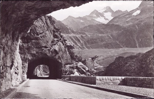 Sustenstrasse. Blick gegen Passhöhe Fleckistock