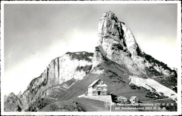 Berg-Gasthaus Staubern (1771 m) mit Staubenkanzel (1863 m) Vorderseite