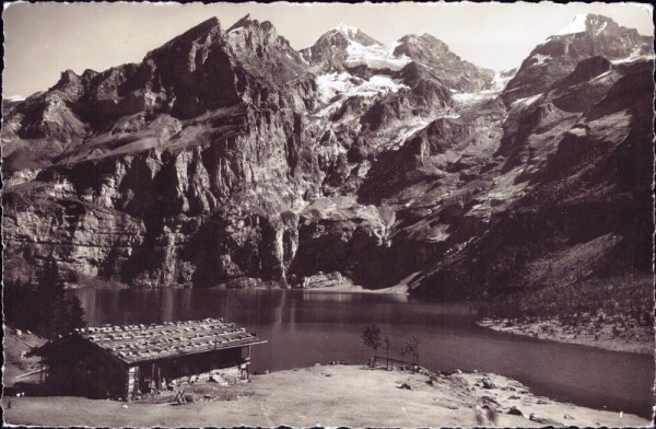 Am Oeschinensee (1592m) mit Sennerei Wandfluh-Rauber Rothorn Blümlisalphorn und Fründenhorn