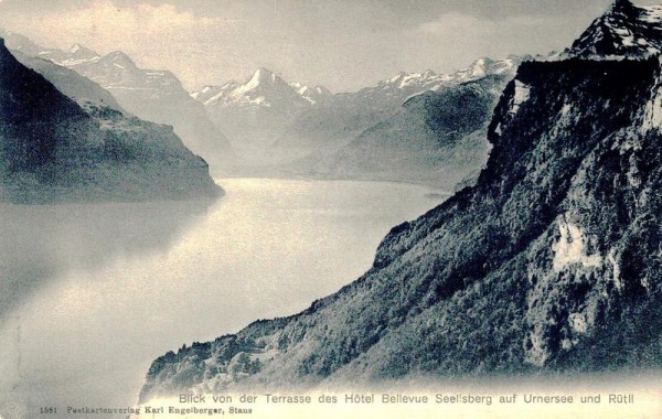 Blick von der Terrasse des Hôtel Bellevue Seelisberg auf Urnersee und Rütli Vorderseite