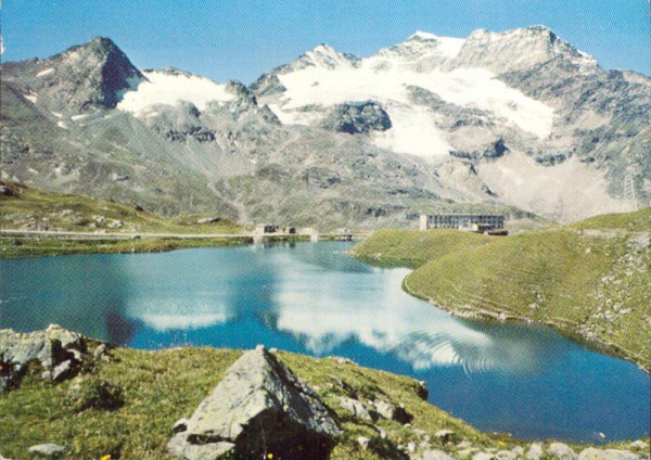 Bernina-Hospiz mit Piz Cambrena und Cambrena-Gletscher