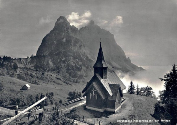 Bergkapelle Haggenegg mit den Mythen Vorderseite