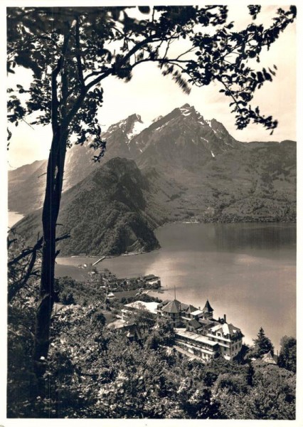 Hotel Fürigen über dem Vierwaldstättersee mit Pilatus Vorderseite