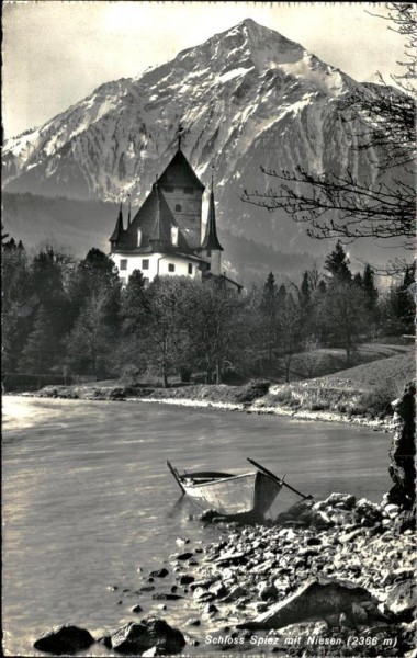 Schloss Spiez mit Niesen (2366 m) Vorderseite