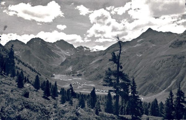 Bick aus dem Arvenwald auf Sertig-Dörfli bei Davos mit Mittaghorn, Plattenhorn, Hoch-Ducan und Aelplihorn Vorderseite