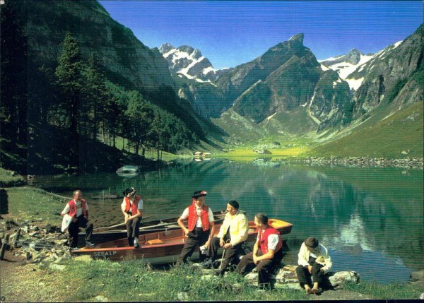 Appenzeller Sennen am Seealpsee Vorderseite