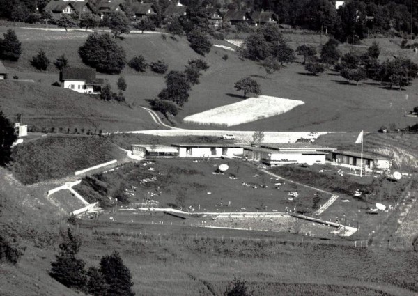 Schwimmbad Hinwil ZH - Flugaufnahmen Vorderseite