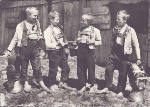 Handbuben auf der Alp Vorderseite