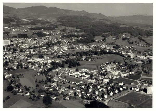 8630 Rüti ZH, Scheibenstrasse, Unterwiesstrasse, Rapperswilerstrasse/ Hintergrund: Bachtel+Batzberg Vorderseite