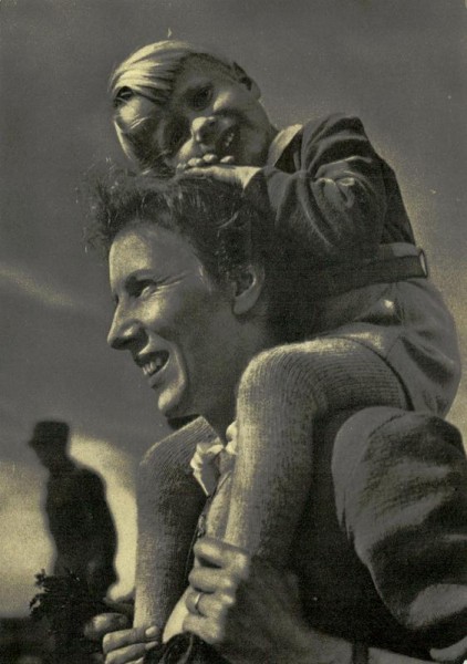 Frau mit Kind auf den Schultern Vorderseite
