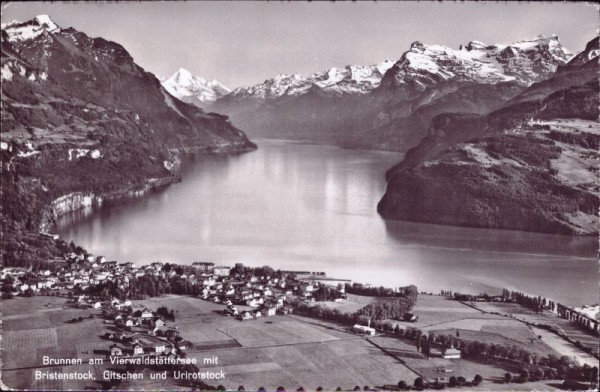 Brunnen am Vierwaldstättersee mit Bristenstock, Gitschen und Urirotstock