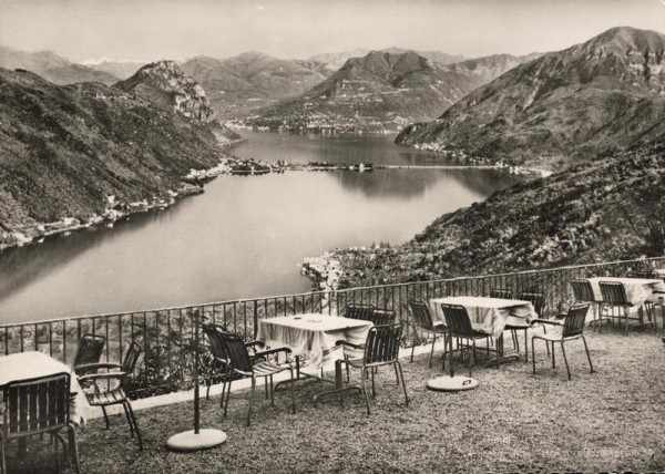 Serpiano.  Kurhaus-Terrasse. Blick gegen Melide, S. Salvatore, Mte. Bré und Bünderalpen Vorderseite