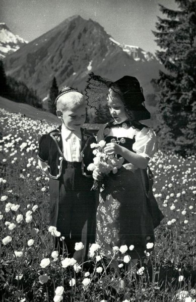 Trachtenkinder im Berner Oberland Vorderseite