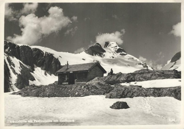 Schutzhütte am Panixerpass mit Hausstock Vorderseite