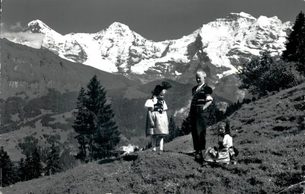 Trachtenkinder im Berner Oberland mit Eiger, Mönch und Jungfrau Vorderseite