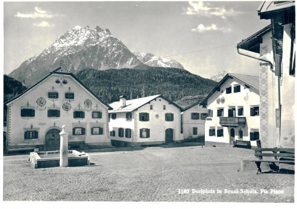 Dorfplatz in Scuol- Schuls, Piz Pisoc Vorderseite