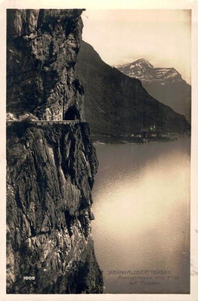 Vierwaldstättersee. Axenstrasse mit Blick nach Flüelen Vorderseite