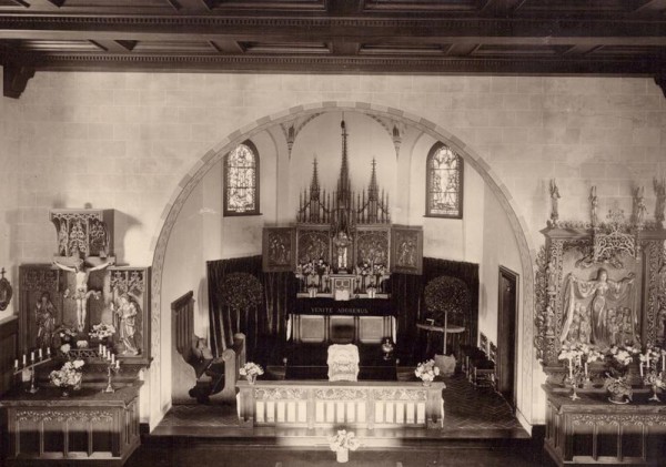 Innenansicht der Kapelle Regina Pacis bei St.Moritz Vorderseite