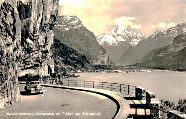 Vierwaldstättersee. Axenstrasse mit Flüelen und Bristenstock Vorderseite