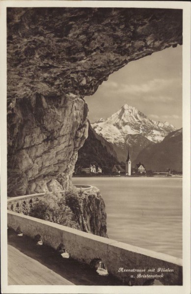 Axenstrasse mit Flüelen und Bristenstock