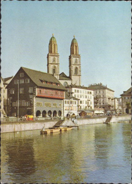 Zürich - Grossmünsterkirche mit dem historischen Haus zum Rüden