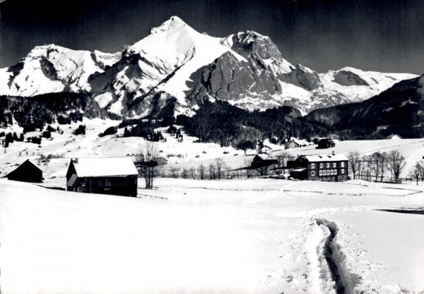 Wintersportzentrum Obertoggenburg. Ski- und Ferienheim Seegütli Unterwasser mit Säntis und Schafberg Vorderseite